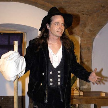 Karasek's Schauspielereien: Szene 001 - Karasek als Tischler auf der Walz.