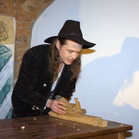 Karasek's Schauspielereien: Szene 002 - Karasek als Tischler auf der Walz.