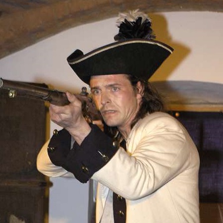 Karasek's Schauspielereien: Szene 006 - Karasek ist das militärische Handwerk verhasst